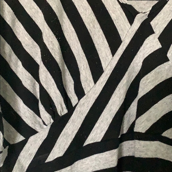 Extremely flattering striped top - Picture 3 of 3